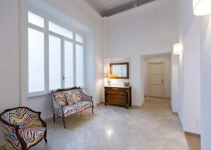 Prestigious Via Barberini Apartamento